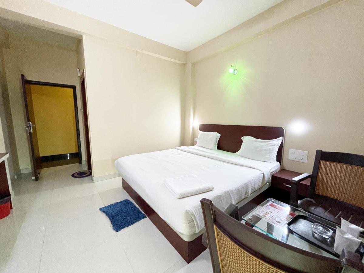 Hotel Golden Wave Puri Exteriör bild